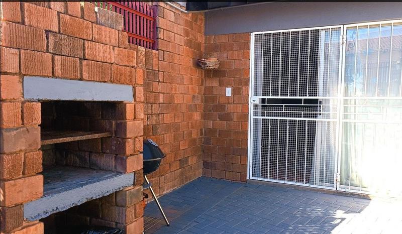 4 Bedroom Property for Sale in Langenhovenpark Free State